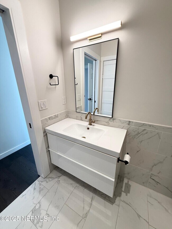 Building Photo - 1733 Memorial Park Terrace