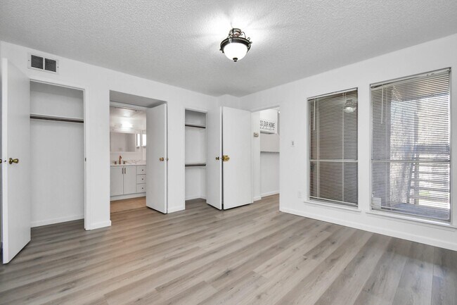 Building Photo - 10855 Meadowglen Ln