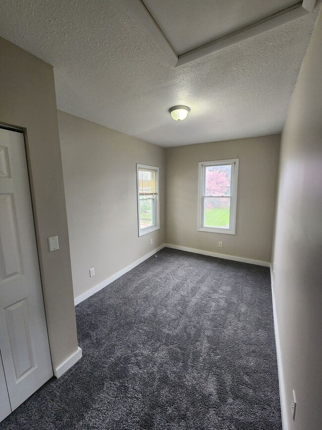 Building Photo - 2 Bedroom House in Rock Island