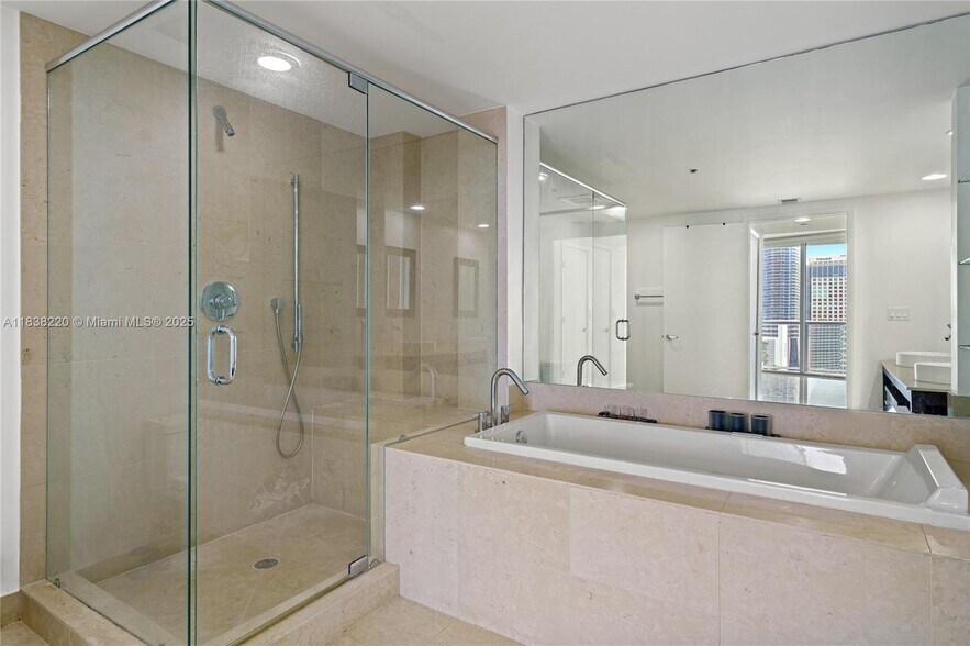 Building Photo - 495 Brickell Ave