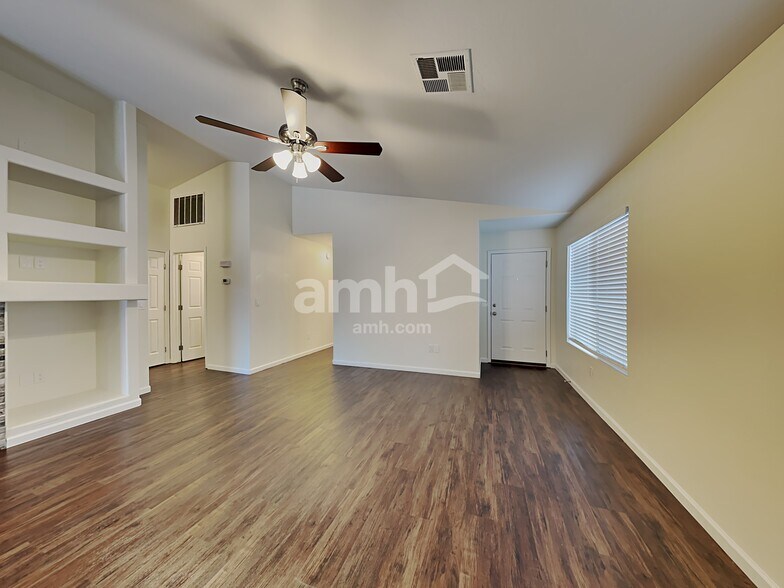 Building Photo - 2107 E Catclaw St