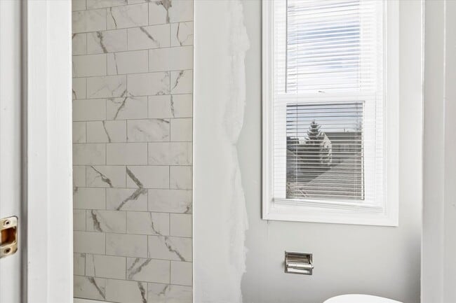 Building Photo - Updated Kenosha 3 Bedroom 2.5 Bath