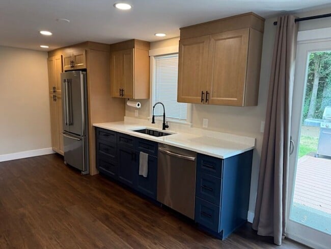 Building Photo - 3 Bedroom 2 bathroom House! Move in Special!