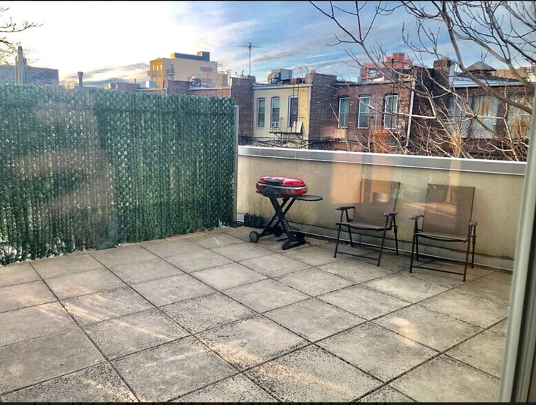 Building Photo - 2120 Ocean Ave