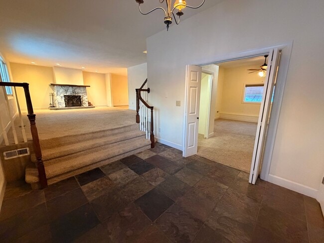 Building Photo - Large (5) bedroom home in a well established Anchorage neighborhood!