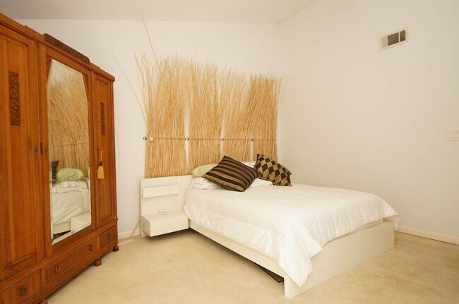 Building Photo - Bluewater Bay Townhome - 6 month lease Only