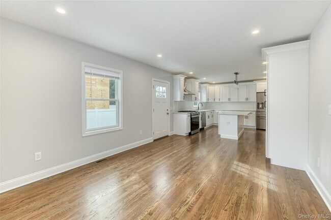Building Photo - 479 Woodbury Rd