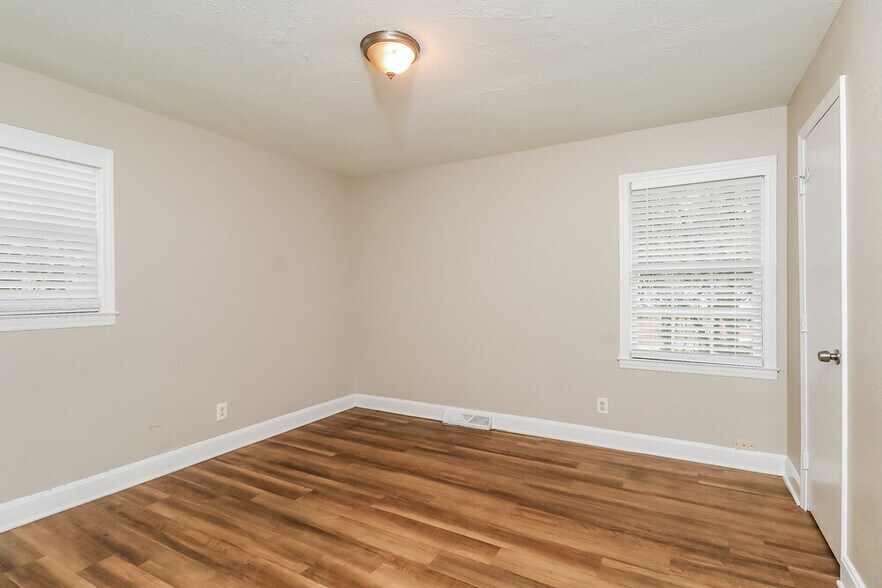 Building Photo - 2812 Denview Ln