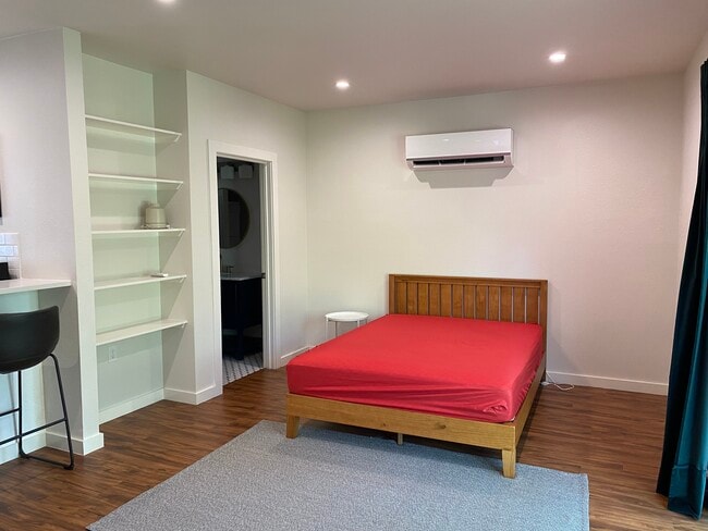 Building Photo - 6700 Columbia Dr