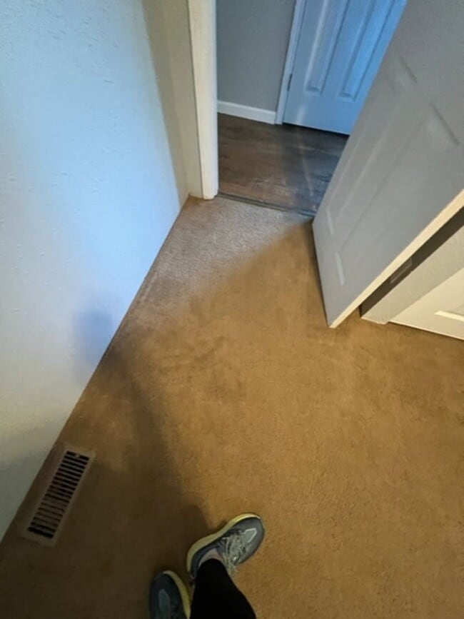 Building Photo - Large 3 Bedroom 2 Bath with Fenced Yard