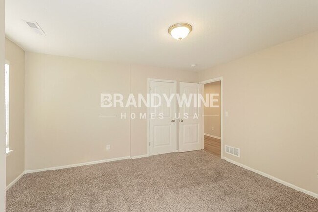 Building Photo - Apply Now! 4BED 3BATH