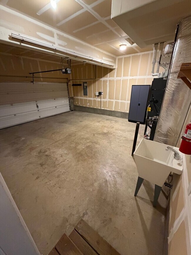 Building Photo - 413 Roger Smith Dr
