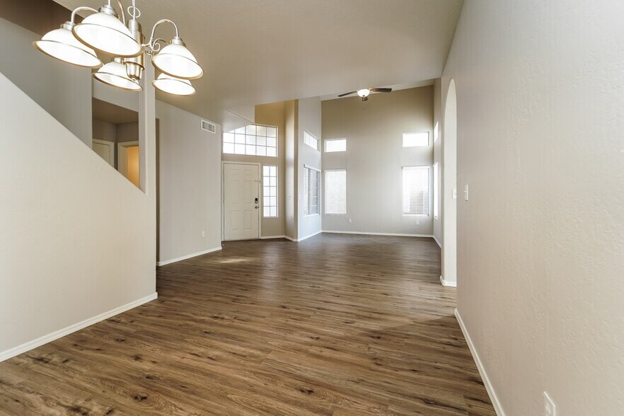 Building Photo - 2151 E Briarwood Terrace