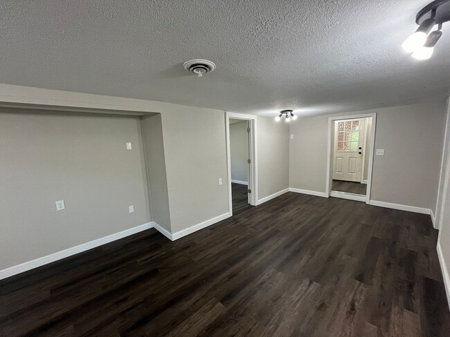 Building Photo - 3 bed 1 bath single family home in Irma! D...