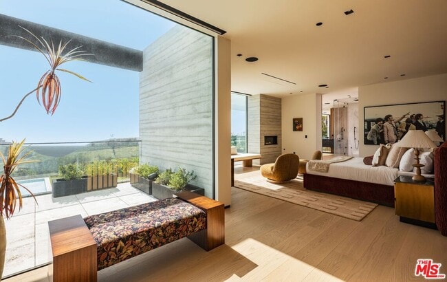 Building Photo - 6889 Dume Dr