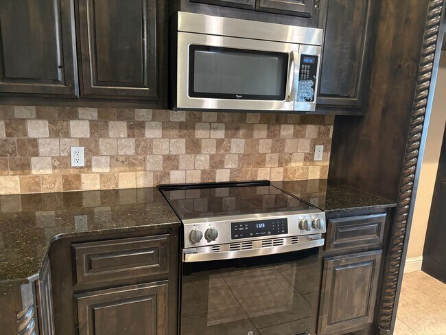 Building Photo - Large four bedroom home in Edmond