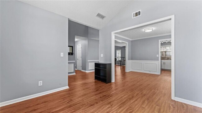 Building Photo - 450 Manor Glen Dr