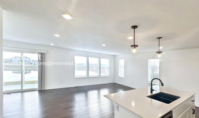 Building Photo - 27605 E Red Fox St