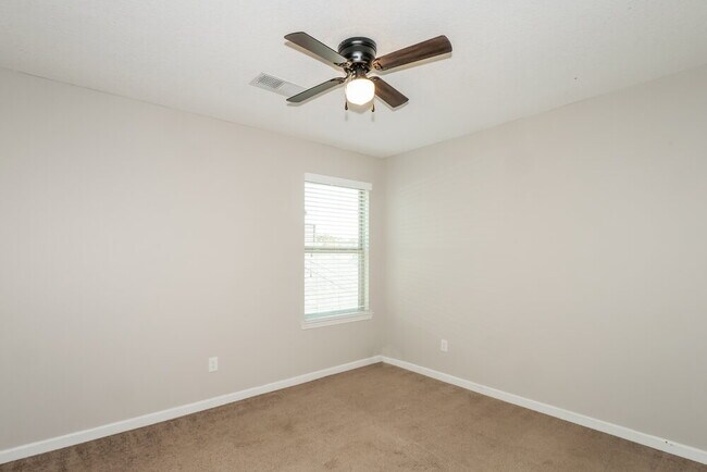 Building Photo - 40 Willow Springs Ln