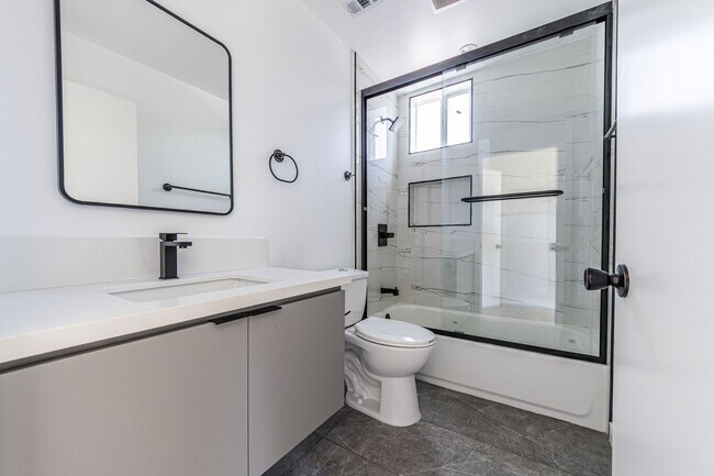Building Photo - Sleek and spacious 4-bedroom, 4.5-bathroom...