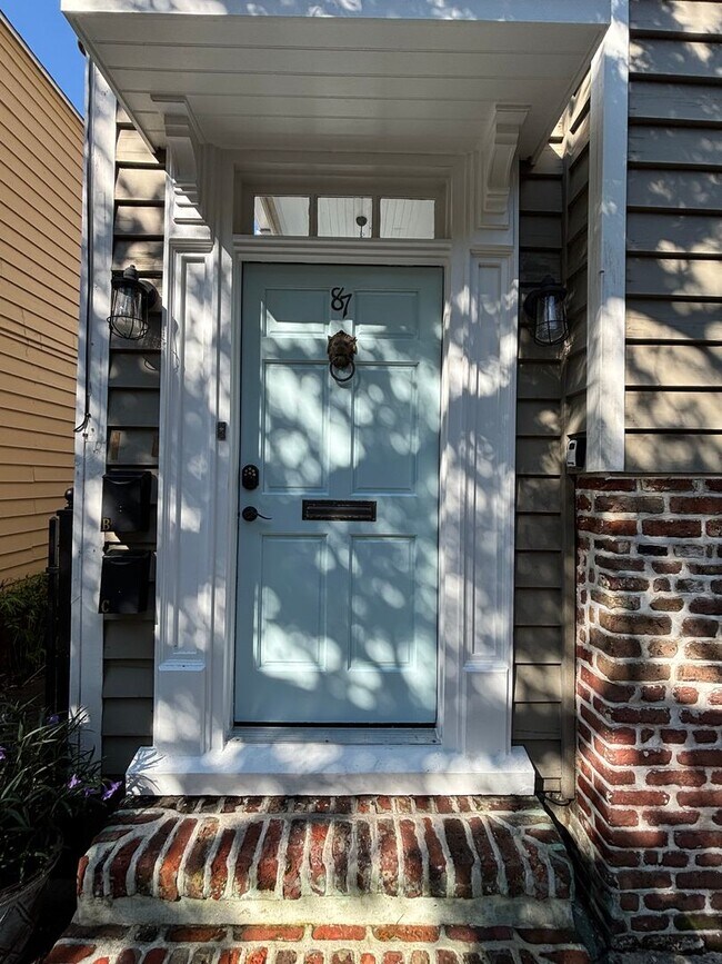 Building Photo - 2 Bedroom 2.5 Bathroom in The Charleston P...