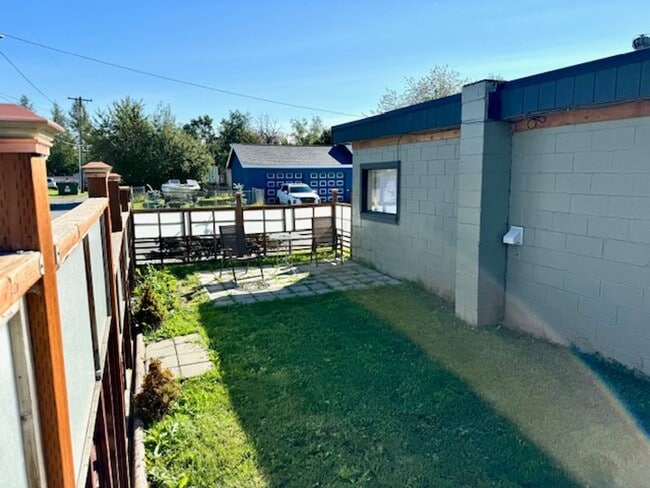 Building Photo - Clean Downtown One Bedroom Utilities Included