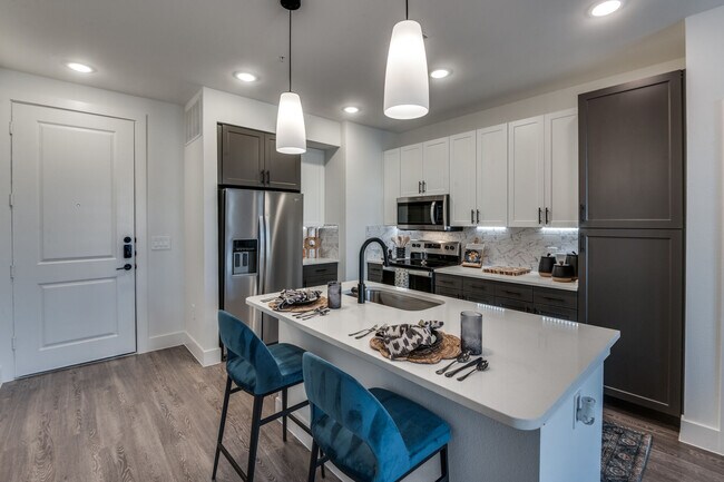 Building Photo - Lenox Maplewood