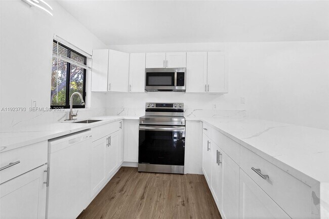 Building Photo - 4059 Palm Bay Cir