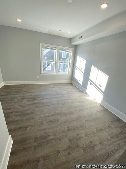 Building Photo - 120 Kenrick St