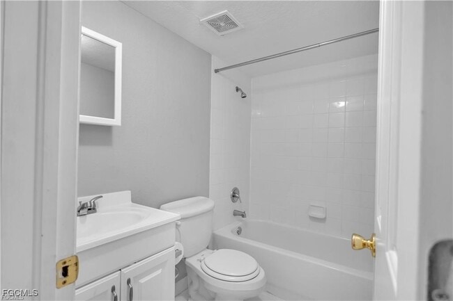 Building Photo - 4617 Bayshore Dr