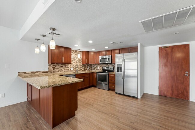 Building Photo - Welcome to this fabulous 2-bedroom, 2-bathroom condo in the heart of South Scottsdale!