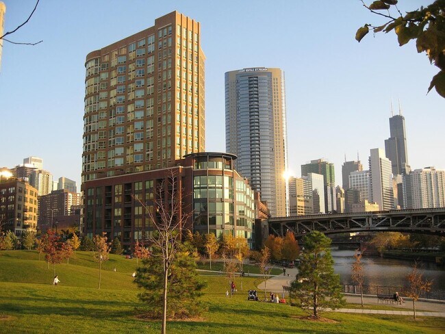 Building Photo - 600 N Kingsbury St