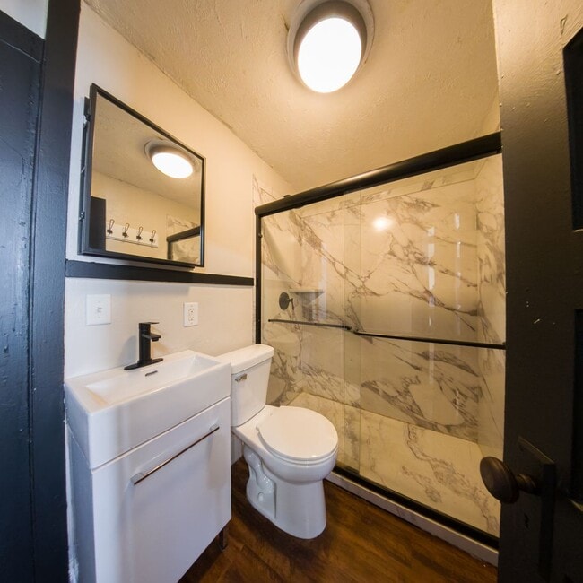 Building Photo - 2 Bedroom 1 Bath 1 Stall Garage For Rent