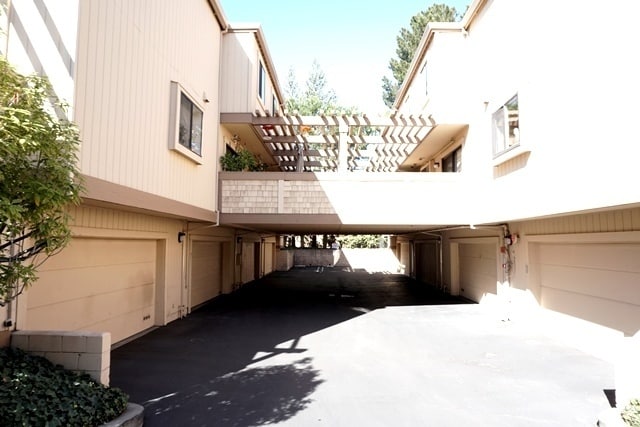 Building Photo - Spacious Townhome, Fireplace, Beautiful Fl...