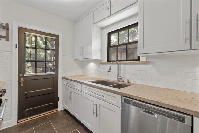 Building Photo - 307 Circle Dr