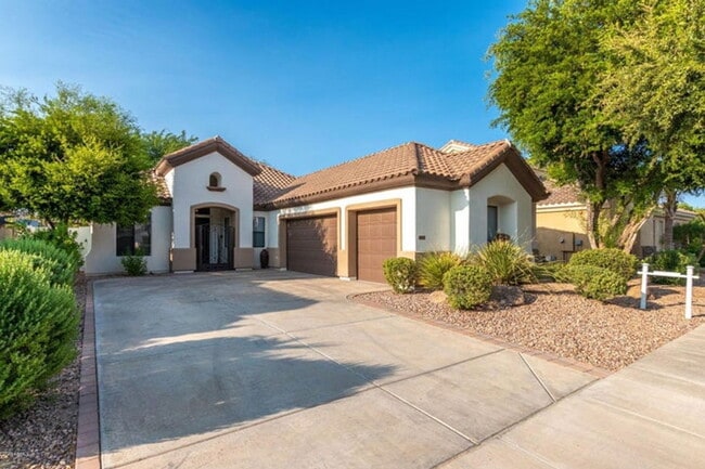 Building Photo - 908 Elm St