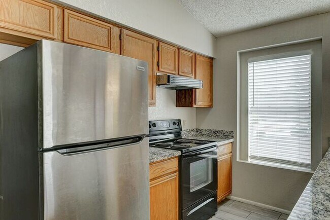 Building Photo - READY TO VIEW NOW! Recently Renovated 2bed/2bath Townhouse in Peoria!