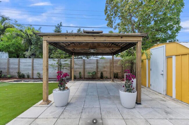 Building Photo - 806 NE 4th St