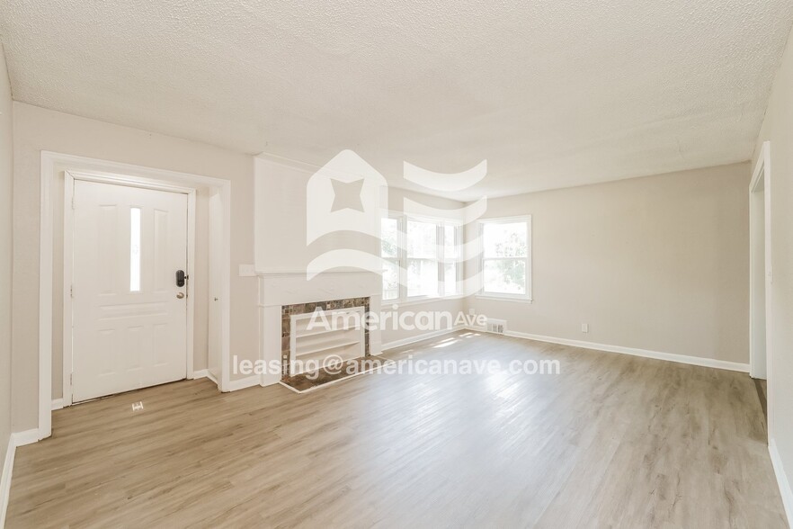 Building Photo - 904 E 84th Terrace