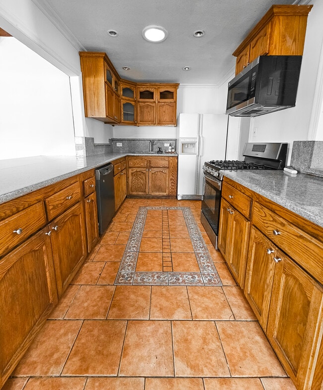 Building Photo - 2404 Foxglove Dr