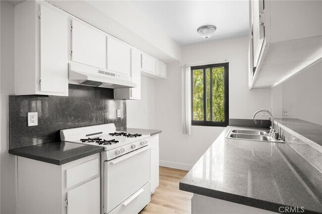 Building Photo - 16226 Vanowen St