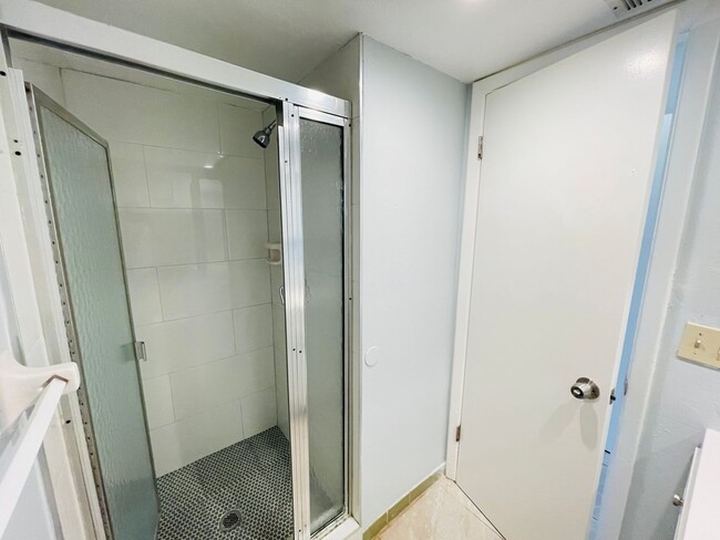 Building Photo - Charming 3 Bedroom, 2 Bathroom Home in Orlando! Only 20 Minutes from Disney World!! Ready For mov...