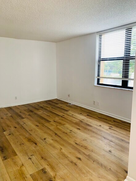 Master bedroom with lake view. - 950 Egret Cir