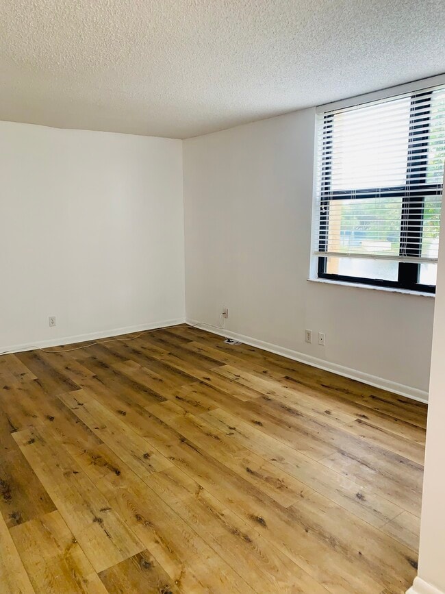 Master bedroom with lake view. - 950 Egret Cir