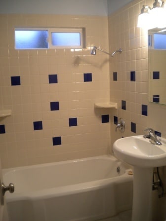 Building Photo - SPACIOUS single family home with double ga...
