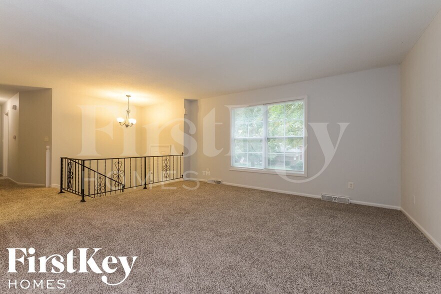 Building Photo - 5905 NW Whispering Oaks Ln