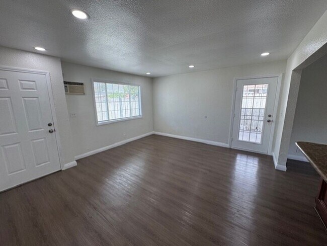 Building Photo - 2425 W Cameron St