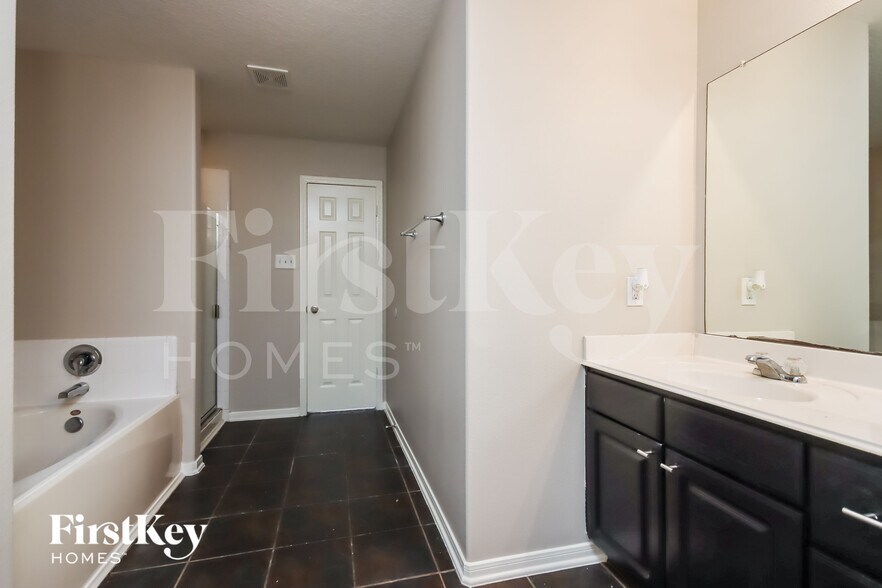 Building Photo - 5619 Cinnamon Lake Dr