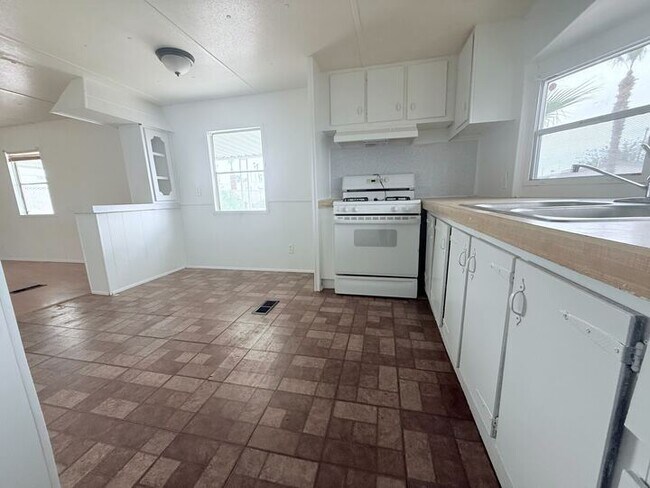 Building Photo - 3601 E Wyoming Ave