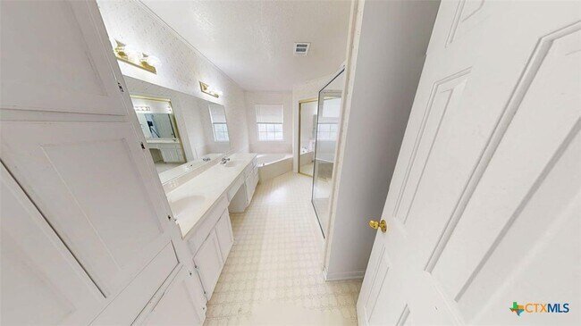 Building Photo - 609 Man O War Dr